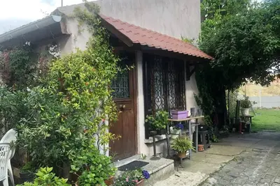 Image de Maisonnette Dans Jardin à Deux Stations du Centre de Paris