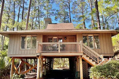 Image de 2 Inlet Cove; steps from the dock & pool; 10 min walk to the beach; Ev charger