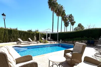 Image de villa avec piscine privée a duquesa