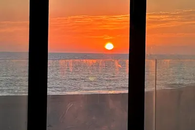 Image de Spectacular 6300 sq ft of Luxury and Fun in a Tuscan Beach Front Home