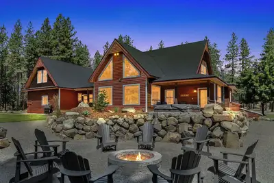 Image de 10 Acres \\ Sleeps 19! \\ Xl Hot Tub \\ Game Rm \\ Theatre \\ Ev Chgr