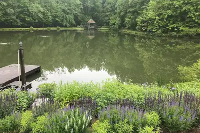 Image de Spacious and Secluded Studio Apartment on Pond Near Village of Orlean