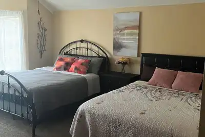 Image de Extra spacious bedroom on second floor with private bathroom