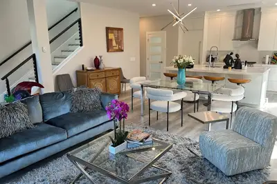 Image de Central & Quiet Modern townhome 3 levels. 5 Min walk to townhall. Parking avail