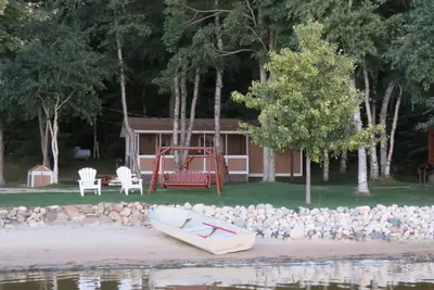 Image de Lakefront Cabins, Wifi, Near Mackinaw City: Tel: 414-737-9037