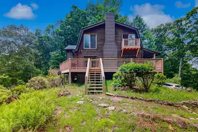 Image de Secluded & spacious lake-view home with huge primary suite & amazing location