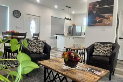 Image de Quaint Bungalow Downtown