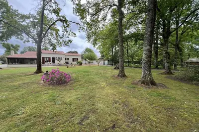 Image de 105 - Superbe maison avec son grand parc verdoyant