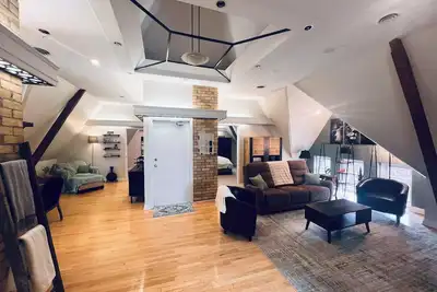Image de Lofty Escape Awaits: Elegant and Chic 3-Bedroom