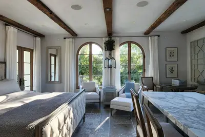 Image de Exquisite Crescent Suite Walking Distance to Woodside Downtown