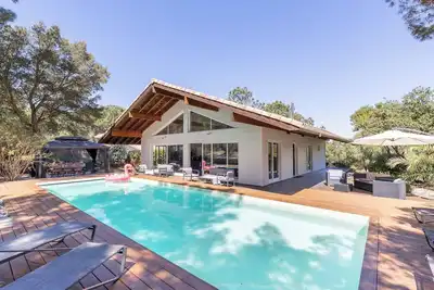 Image de Spacieuse Villa climatisée avec piscine chauffée 900m océan sur golf avec services hôteliers