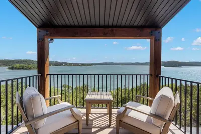 Image de Labor Day Open, Panoramic Lake View, Billiards, Golden Tee Arcade, Private Hottub, Free Tickets!