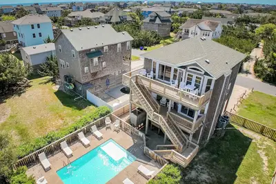 Image de Pet Friendly, fenced in Yard and Huge Pool! Sound Views, 2 min walk to Ocean