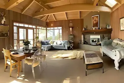 Image de Family friendly luxury. wrap-around decks with an ocean view, Spa, and Sauna.