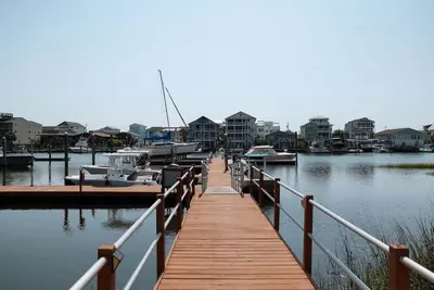 Image de New! Condo with Dock + Pool