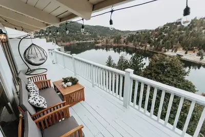 Image de Charming Retreat with Stunning Lake Views.