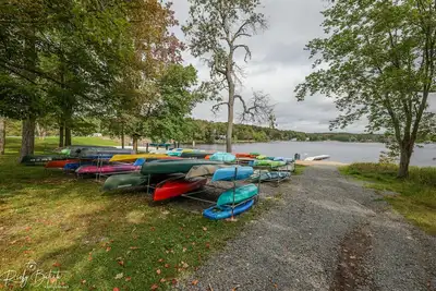 Image de Cozy Lake Escape- Hot Tub + Kayaks, Walk to Beach