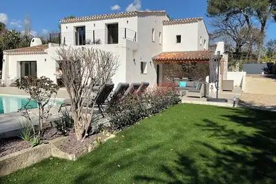 Image de Stunning, contemporary, newly renovated 4 bedroom / 4 bathroom Villa with pool.