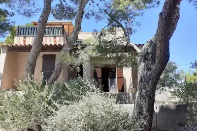 Image de Maison avec piscine dans un jardin arboré proche de la plage.