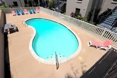 Image de Large First Floor - Pool - Half block to Beach