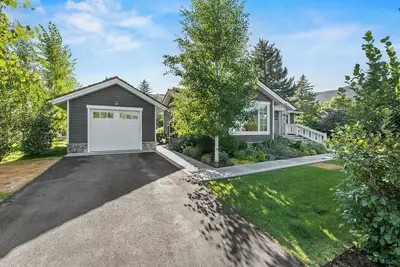Image de Three Bedroom Home in the Gill Addition