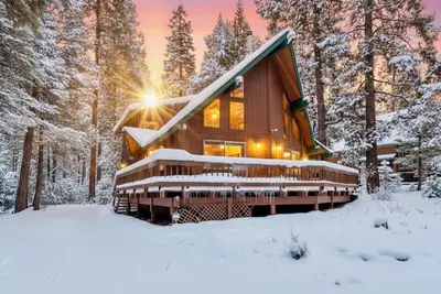 Image de Knotty Pine Chalet - A-Frame, Pets ok, Game Room w/ PoolTable, Fooball, Arcade