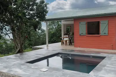 Image de Lodge traditionnel et sa piscine vue mer des Caraïbes