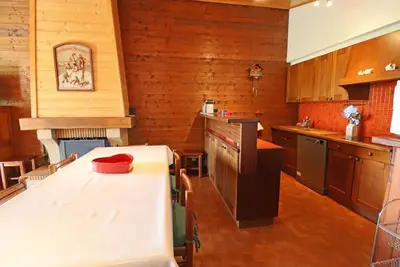 Image de 200m du centre station, 3ème étage, balcon, cheminée ou poêle à bois, casier à ski, 100m², Les Gets