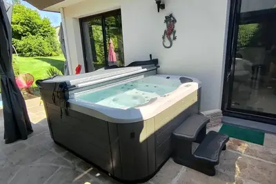 Image de Maison  Moderne- Jacuzzi 5 Places-Ping Pong-Table De Massage-20 Mn De La Mer-