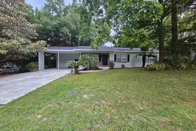 Image de Renovated contemporary home centrally located