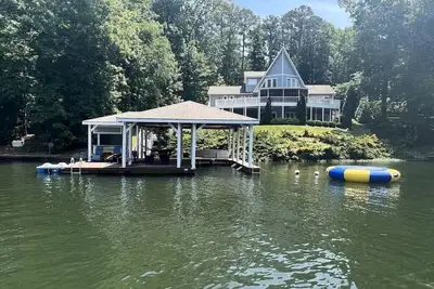 Image de Stylish & Fresh Gaston Lakefront Retreat – Water Trampoline, Hot Tub, Family Fun
