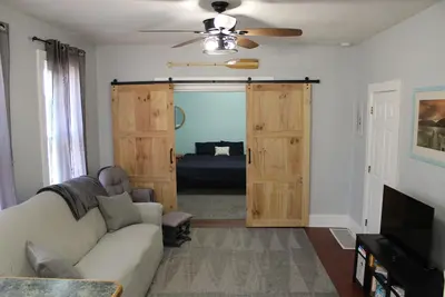 Image de Newly Updated in 2024! 3 bedroom 1 bath beach house. 8 minutes to Cedar Point!