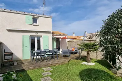 Image de Proximité de la plage et des commerces, maison rénovée dans la Brée les Bains.