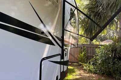 Image de Learn how to camp Rv style in this Lux Rv which sleeps up to 8 people.