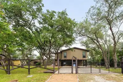 Image de Lake Forest Escape: Secluded Retreat with Breathtaking Lake & Country Views