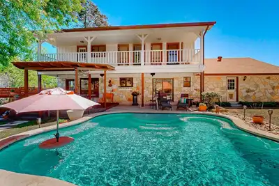 Image de Spacious, quiet suburban home on two acres with backyard pool, balcony, & pond