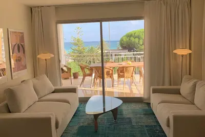 Image de Epis - Stylish Sea View Beachfront Apartment, for Work and Family