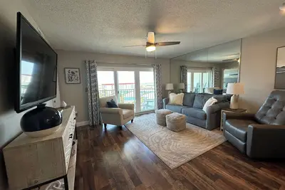 Image de 7th Floor Beachfront Complex 2 Br 2b Beautifully furnished wFree Beach Service