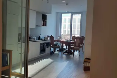 Image de 2 beds with 2 computer desks and bathroom near subway Vaughan buses terminal