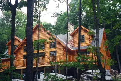 Image de Beautiful log cabin home close to Mt. Snow in West Dover.