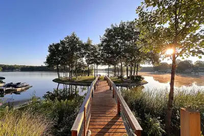 Image de Upscale Lake House: Hot Tub, Pool Table, Pier, Kayaks, + Private Island!