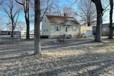 Image de Yellow house near the railroad tracks in Coal City
