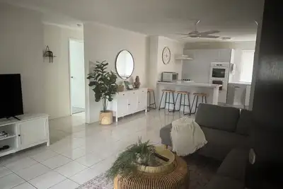 Image de Cosy apartment with private courtyard - one street back from the beach.