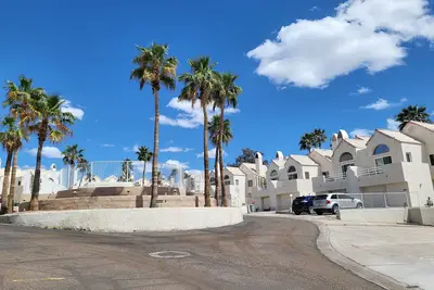 Image de Newly Remodeled Condo on Golf Course!