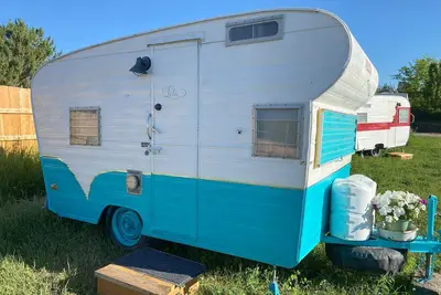 Image de 1962 Trailer on a family farm, just right for all your farm animal cuddles.