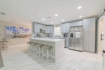 Image de Newly renovated, beautiful beach-themed 3br\/2ba home with a pool in Port Orange!