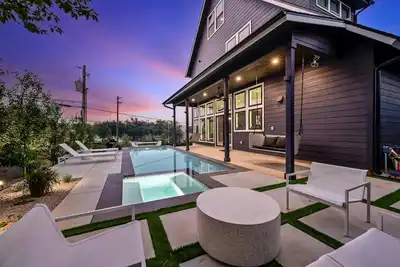 Image de Bachelorette Fave - Pool, Lounge, Bar, Projector