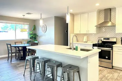 Image de 7 Beds 12 Sleeps - Upscale Entire Home with Pool & Spa - Old Tow Scottsdale