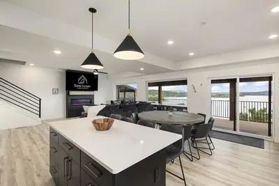 Image de New 8 bdrm home w/ 4000+ sqft (sleeps 16) lake views, hot tub, & outdoor dining!