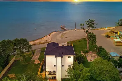 Image de Waterfront Home w\/ Views - Hot Tub + Movie Theatre